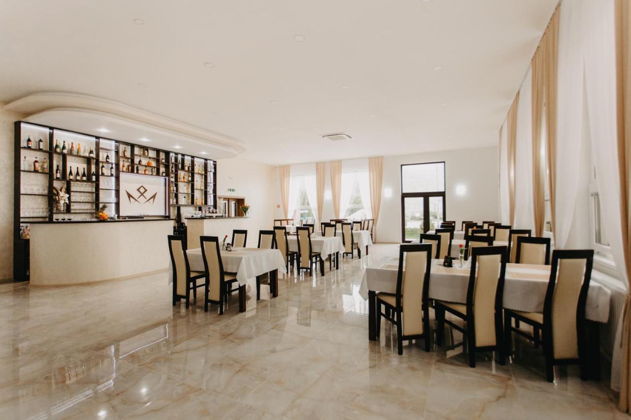 Royal M Hotel Sabinov Buitenkant foto